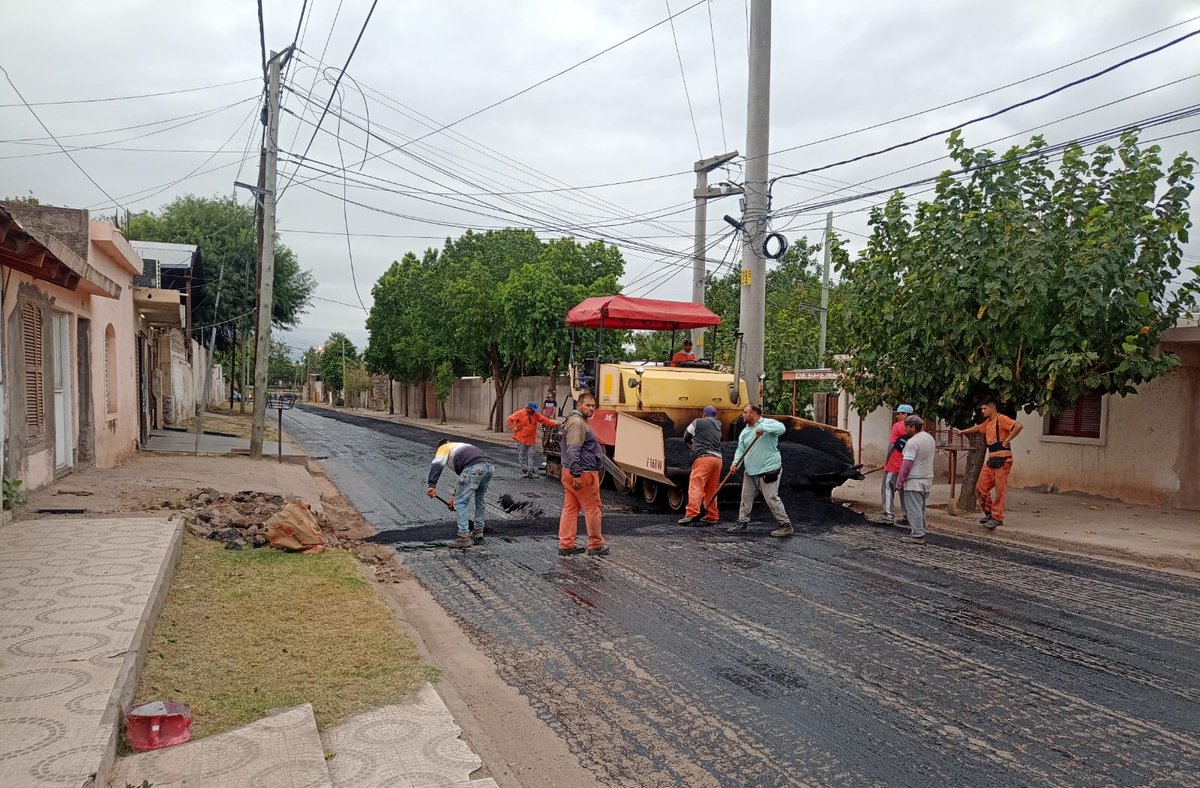 Munilarioja's tweet photo. Continúa el Plan Reasfaltado en la Ciudad
Hoy trabajamos sobre la calle Ecuador, desde San Francisco hasta Oncativo.
#PlandeCalles mejor transitabilidad y más seguridad para los vecinos.
#LaMunihace https://t.co/RfqFpnlKBT