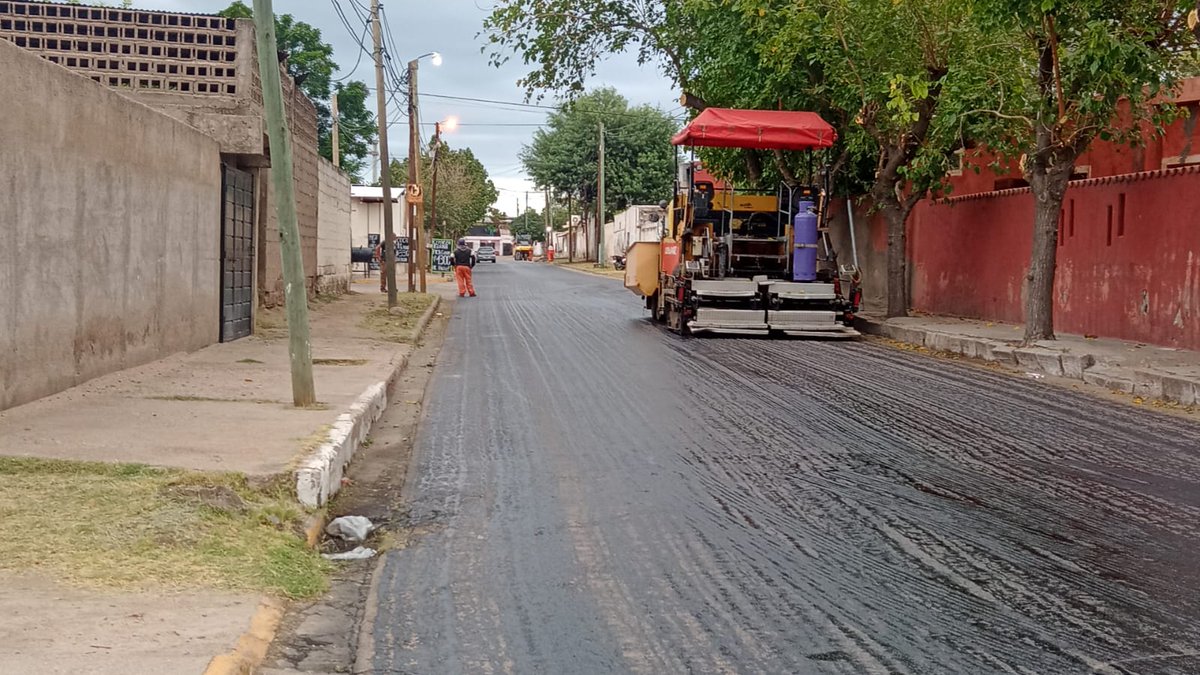 Munilarioja's tweet photo. Continúa el Plan Reasfaltado en la Ciudad
Hoy trabajamos sobre la calle Ecuador, desde San Francisco hasta Oncativo.
#PlandeCalles mejor transitabilidad y más seguridad para los vecinos.
#LaMunihace https://t.co/RfqFpnlKBT