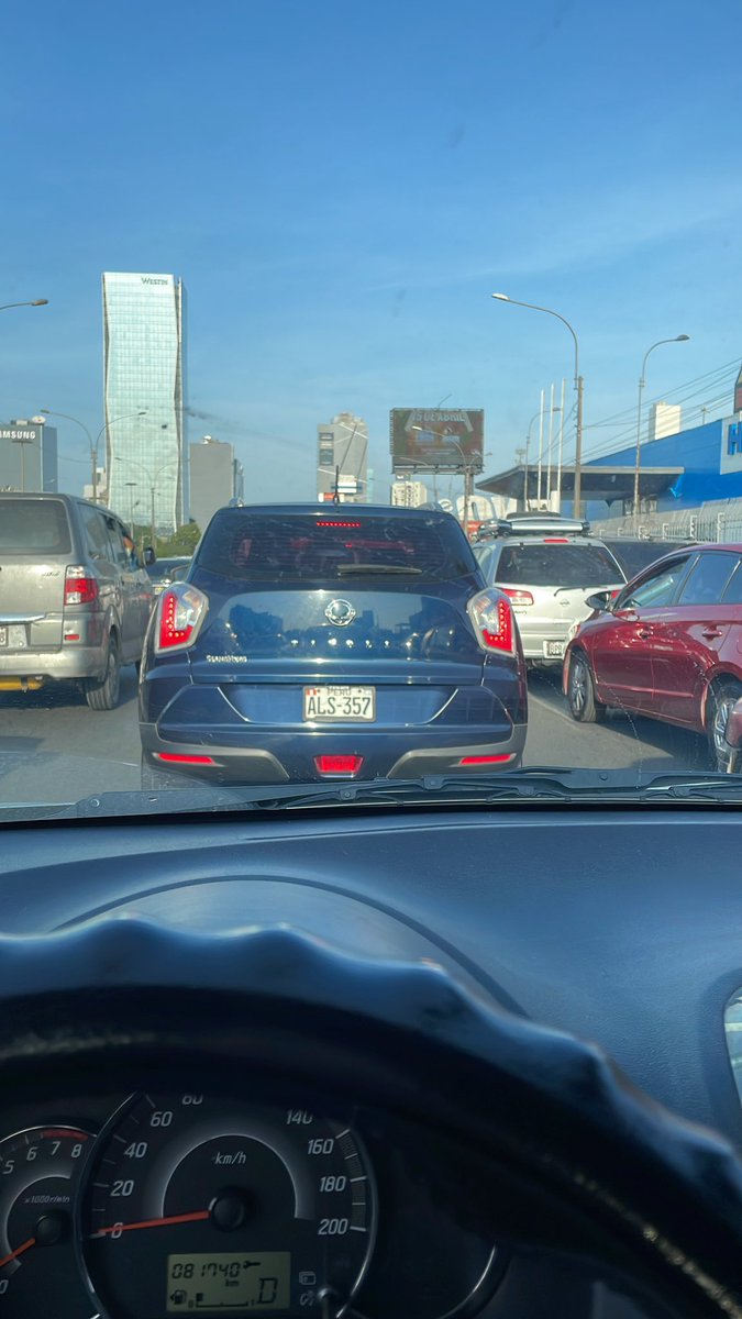 Veronica_ars's tweet photo. Cierran la bajada de Javier Prado a la Vía Expresa porque Dina necesita que la vía esté vacía, todos los demás peruanos se chingan, lleguen tarde. https://t.co/QkhgZFKBDf
