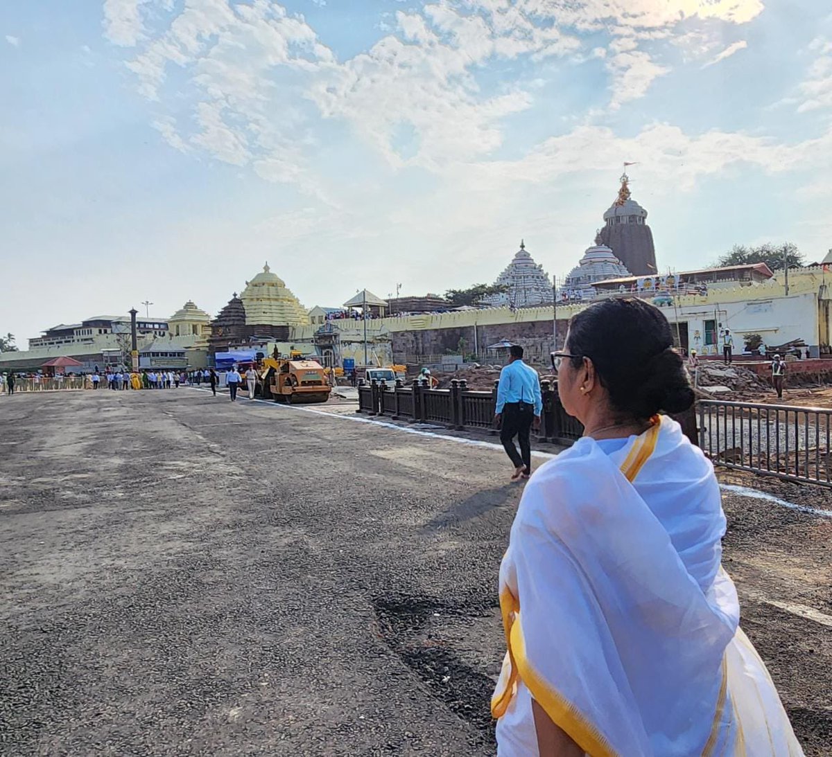 AITCofficial's tweet photo. Today, Hon'ble Chief Minister of West Bengal Smt @MamataOfficial visited the great Jagannatha Temple in Puri, Odisha.

She offered prayers for the people of our nation. May Lord Jagannatha bless everyone abundantly, at all times!

Few glimpses from the visit 👇 https://t.co/Z72E4dMVIc