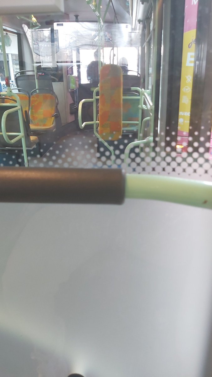 yumiriplisetsky's tweet image. @ClientsRATP le chauffeur du #bus123 se permet d'inviter 2 filles à monter du côté conducteur... OK mais quand celles-ci se permettent de laisser leur affaires sur les sièges et de nous dégager des places qui NOUS sont réservés alors que j'ai payé ça le fait moins...