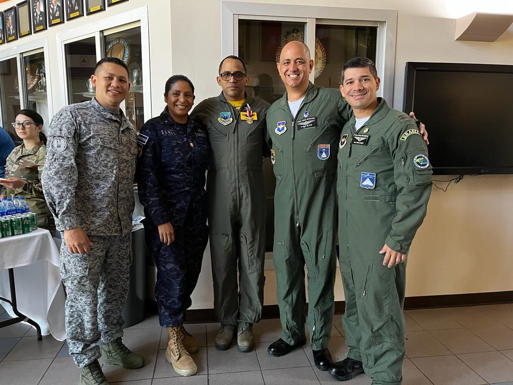 FuerzaAereaRD's tweet photo. …quienes desarrollan sus posiciones con responsabilidad, en 37a Ala de Entrenamiento, Base Conjunta San Antonio-Lackland, Texas.🇺🇸 3/3
¡Orgullo Aéreo y Dominicano!
🔗 Link: https://t.co/Q6mwJ5hJOR
#ServicioMeritorio #FARD #RD #IAAFA #Texas #Homenaje https://t.co/e3uUbJCP88