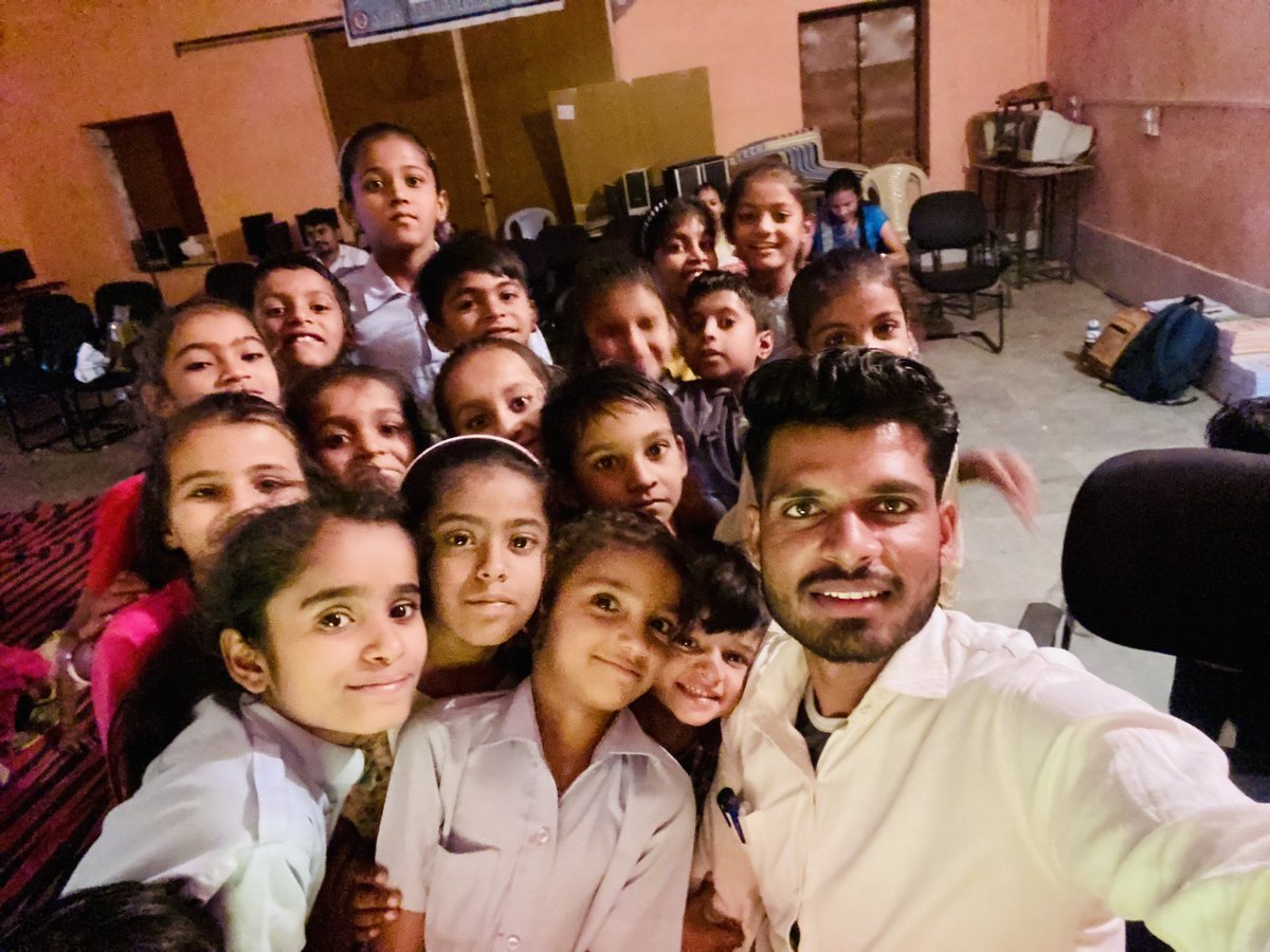 RawatSolanki_'s tweet photo. Selfie with little scientists, during #Smart_Class, at Mahatma Gandhi Government School #Sankara. https://t.co/DTmeFg5Q3Z