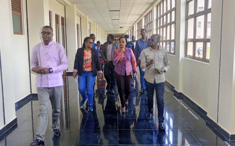 Muhangadis's tweet photo. Umunyamabanga Uhoraho muri @RwandaGender @MBatamuliza ari kumwe n'Umunyamabanga Mukuru Wungirije wa @RIB_Rw @KalihangaboIsa , CD wa @RwandaHealth Edward KAMUHANGIRE na V/M ASOC @Gilmugabo basuye Ibitaro bya Nyabikenke by'umwihariko #ISANGE ONE STOP CENTER. https://t.co/tkQCRr48GK