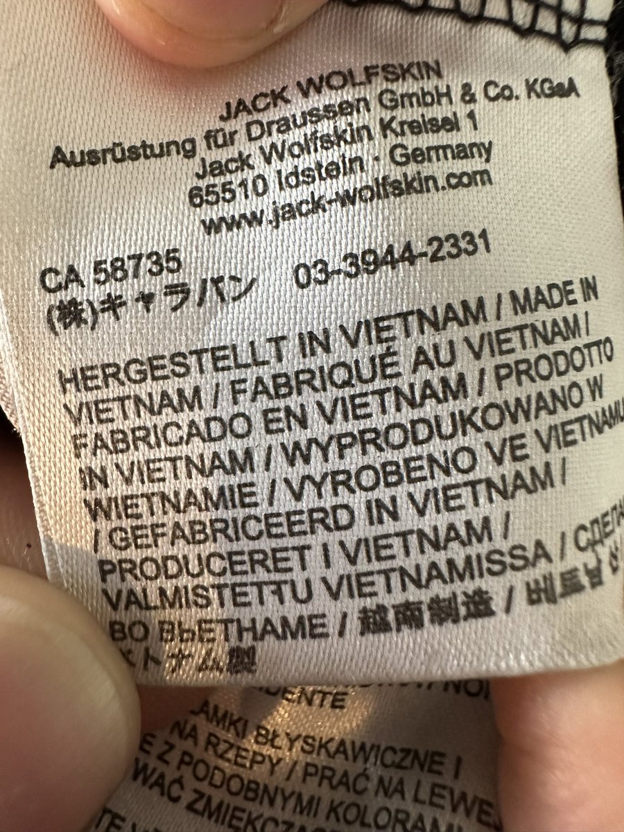 argeuhTTH's tweet photo. @jackwolfskin hi guys ! What would be the equivalent today? It’s a jacket 3 in 1 https://t.co/2LSwHE0By9
