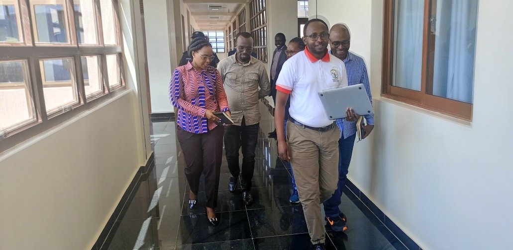 Muhangadis's tweet photo. Umunyamabanga Uhoraho muri @RwandaGender @MBatamuliza ari kumwe n'Umunyamabanga Mukuru Wungirije wa @RIB_Rw @KalihangaboIsa , CD wa @RwandaHealth Edward KAMUHANGIRE na V/M ASOC @Gilmugabo basuye Ibitaro bya Nyabikenke by'umwihariko #ISANGE ONE STOP CENTER. https://t.co/tkQCRr48GK