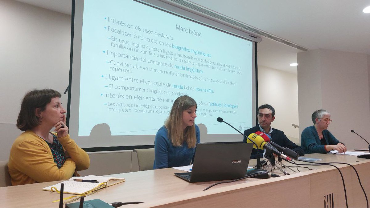 baulesdellengua's tweet photo. 📑 Es publica l'informe «Actituds i usos lingüístics dels joves de les Illes Balears», duit a terme pel @GRESIB_CDSIB per encàrrec de la DG de Política Lingüística

✅ 1r estudi fet a les IB que combina metodologia quantitativa i qualitativa
🔗 https://t.co/XmwIfBqpHG https://t.co/9e6eX77KQe