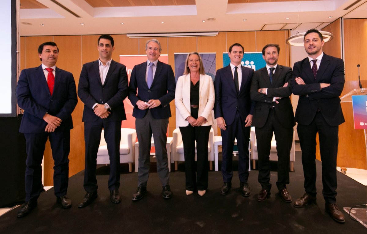 Innovasur's tweet photo. 📆 📌 Ayer Juan José Prieto, CEO de #InnovaSur participó en el almuerzo en #Córdoba sobre “Diálogos para el Desarrollo” junto con @Albert_Rivera e @idlserna para debatir sobre “La Gestión Empresarial en entornos disruptivos” organizado por Andalucía Management. https://t.co/n6ANzCcFjs