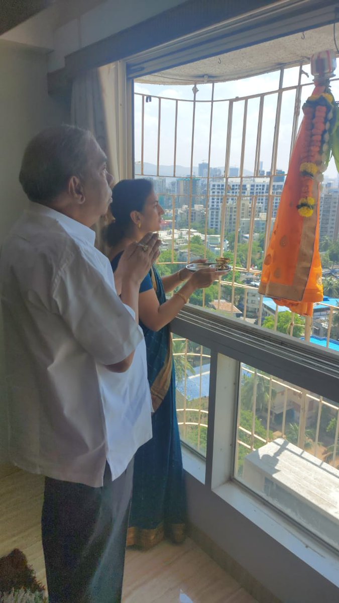 BJP4Mumbai's tweet photo. हिंदू नववर्षाच्या व गुढीपाडव्याचे औचित्य साधून आ. विजय गिरकर ,नगरसेविका ॲड. @PratibhaGirkar यांनी आपल्या कुटुंबासह राहत्या घरी भाजपा मुंबई तर्फे देण्यात आलेली हिंदुत्वाची गुढी उभारली.

#HindutvachiGudi #हिंदूत्वाची_गुढी https://t.co/H7lkxMo0E1