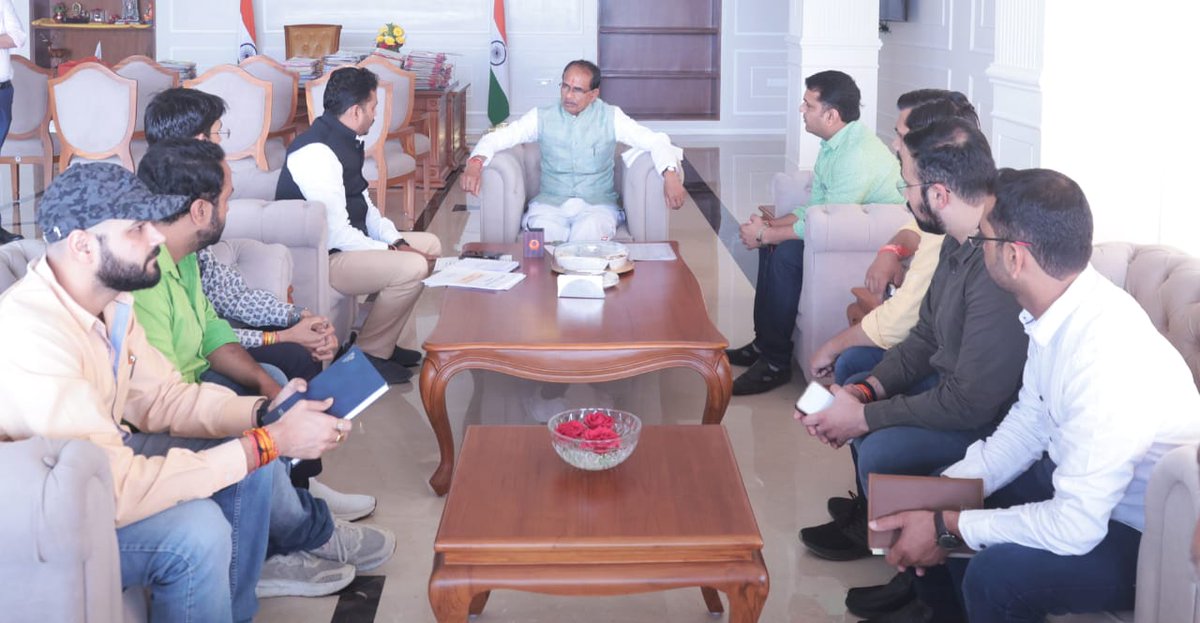 vaibhavpawarmp's tweet photo. 23 मार्च को लागू होने वाली युवा नीति के संबंध में आज समत्व भवन में माननीय मुख्यमंत्री श्री @ChouhanShivraj जी से युवा मोर्चा द्वारा पूर्व में दिए गए सुझावों पर विस्तृत चर्चा की एवं महत्वपूर्ण बिंदुओं से अवगत कराया।

युवाओं को सशक्त और समृद्ध करने के उद्देश्य से युवा मोर्चा https://t.co/t0Hd3auPa9