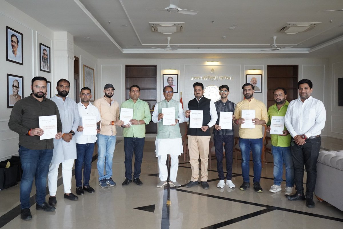 vaibhavpawarmp's tweet photo. 23 मार्च को लागू होने वाली युवा नीति के संबंध में आज समत्व भवन में माननीय मुख्यमंत्री श्री @ChouhanShivraj जी से युवा मोर्चा द्वारा पूर्व में दिए गए सुझावों पर विस्तृत चर्चा की एवं महत्वपूर्ण बिंदुओं से अवगत कराया।

युवाओं को सशक्त और समृद्ध करने के उद्देश्य से युवा मोर्चा https://t.co/t0Hd3auPa9