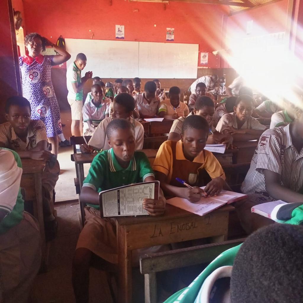 UnitedWayGhana's tweet photo. Members of the Environmental Club at the La Enobal Basic School engage in their last club session for the term. Some of the topics they discussed included Waste Segregation and Hygiene.
@vivoenergy_ghana
#UnitedForTheEnvironment
#unitefortheenvironment https://t.co/8MgkRVAZTt