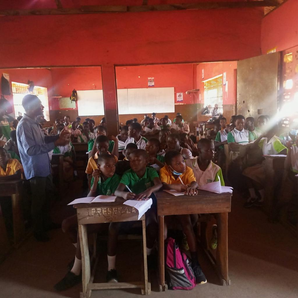 UnitedWayGhana's tweet photo. Members of the Environmental Club at the La Enobal Basic School engage in their last club session for the term. Some of the topics they discussed included Waste Segregation and Hygiene.
@vivoenergy_ghana
#UnitedForTheEnvironment
#unitefortheenvironment https://t.co/8MgkRVAZTt