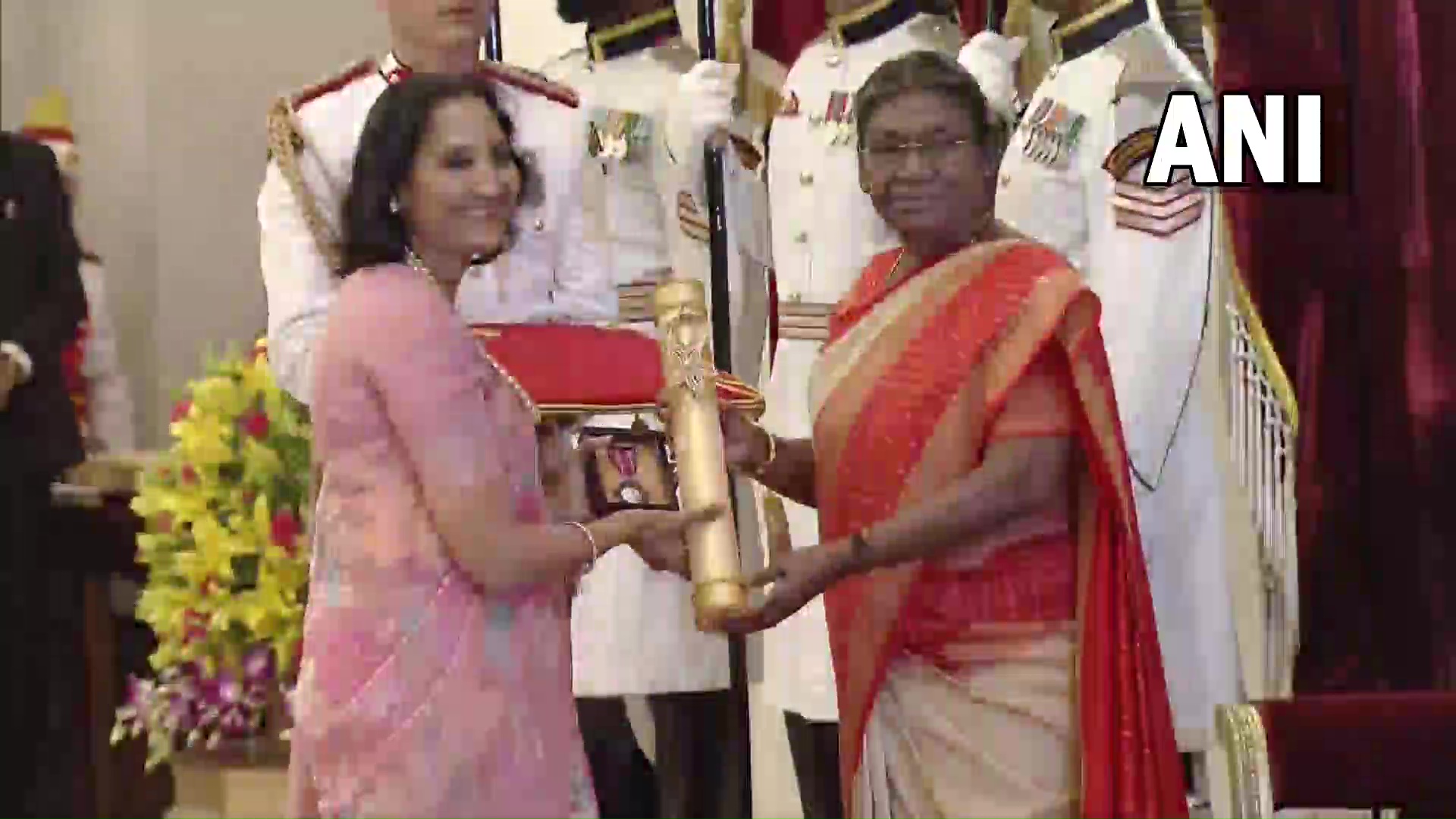 ANI on X: "Veteran investor and Akasa Air founder, late Rakesh Jhunjhunwala  conferred the Padma Shri (posthumously) by President Droupadi Murmu. His  wife, Rekha Jhunjhunwala receives the award. https://t.co/wREU2PcBpi" / X