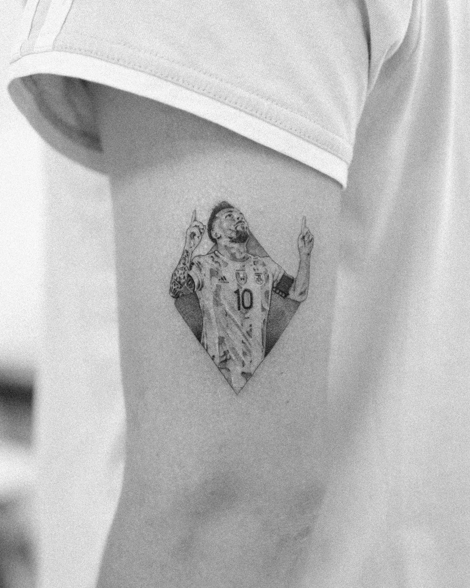 Hola! Soy Maxi Carreras. Tatuador Argentino, de Rosario. Me dedico a lo que es Microrealismo 

Soy nuevo en Twitter y me ayudarían mucho con un simple RT para que más personas vean mi trabajo

Muchas gracias ❤️