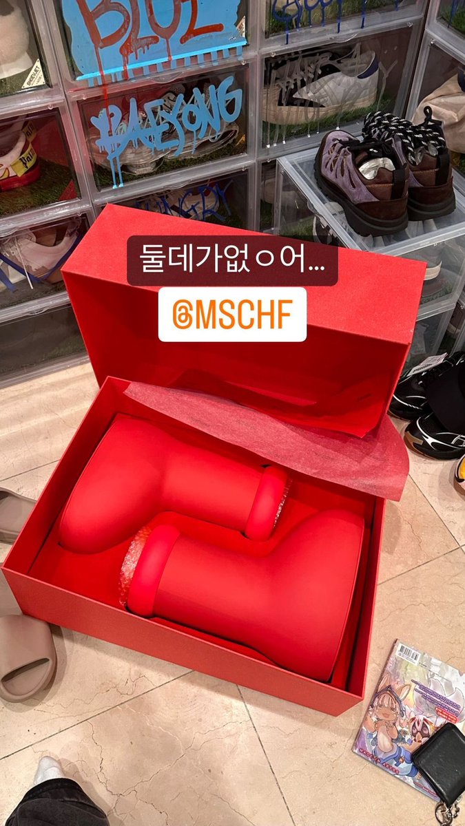 taeyeweon's tweet photo. 230322 #taeyong
taeoxo_nct instagram story

Taeyong with his tanghulu and he received the big red boot from @ mschf and kimvenchy !!! 🎁 https://t.co/fwBM3mtgiq