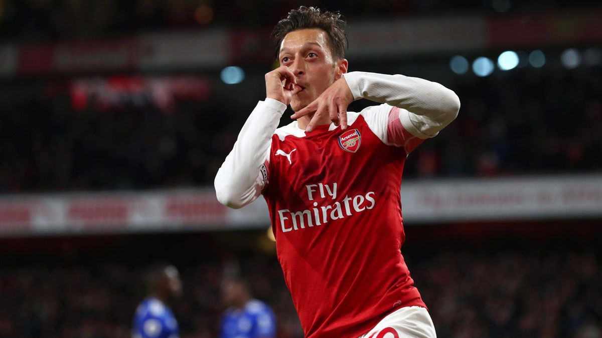 À Arsenal, Özil est par certains considéré comme une déception

J’ai tendance à penser qu’Özil a permis à Arsenal sur une période difficile de garder son identité footballistique, de maintenir ce côté « magique » qui maintenait une attraction autour d’Arsenal

Merci l’artiste🪄❤️