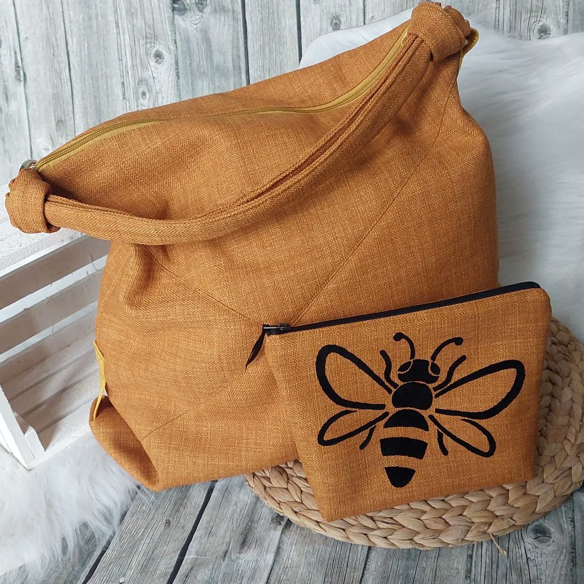 TiLuLy1's tweet photo. ...vor kurzem durfte ich diesen besonderen Kundenwunsch umsetzen 🥰. Ich liebe diese Farbe,  genau das richtige für Frühling/Sommer 🤗🪡🧵natürlich sind auch diese Taschen in 18 wunderschönen Farben erhältlich 😜
https://t.co/Y7I1w6dbPk https://t.co/7U76lVbHPS https://t.co/aRFCeokfi6