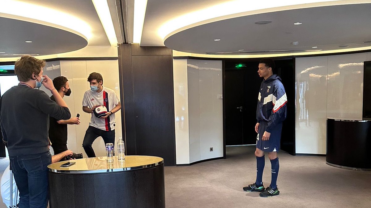 MartinJoffrey's tweet photo. ⚽️ Très heureux d’avoir pu participer à la dernière opération de communication de @socios. Au programme : rencontre avec 7 joueurs du @PSG_inside au Parc des Princes et captation vidéo de défis TikTok. 🔴🔵 À bientôt pour découvrir le rendu 🎞 https://t.co/kVYG1M7qx2