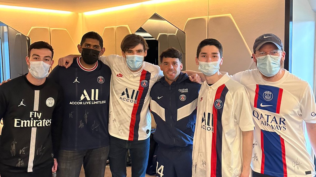 MartinJoffrey's tweet photo. ⚽️ Très heureux d’avoir pu participer à la dernière opération de communication de @socios. Au programme : rencontre avec 7 joueurs du @PSG_inside au Parc des Princes et captation vidéo de défis TikTok. 🔴🔵 À bientôt pour découvrir le rendu 🎞 https://t.co/kVYG1M7qx2