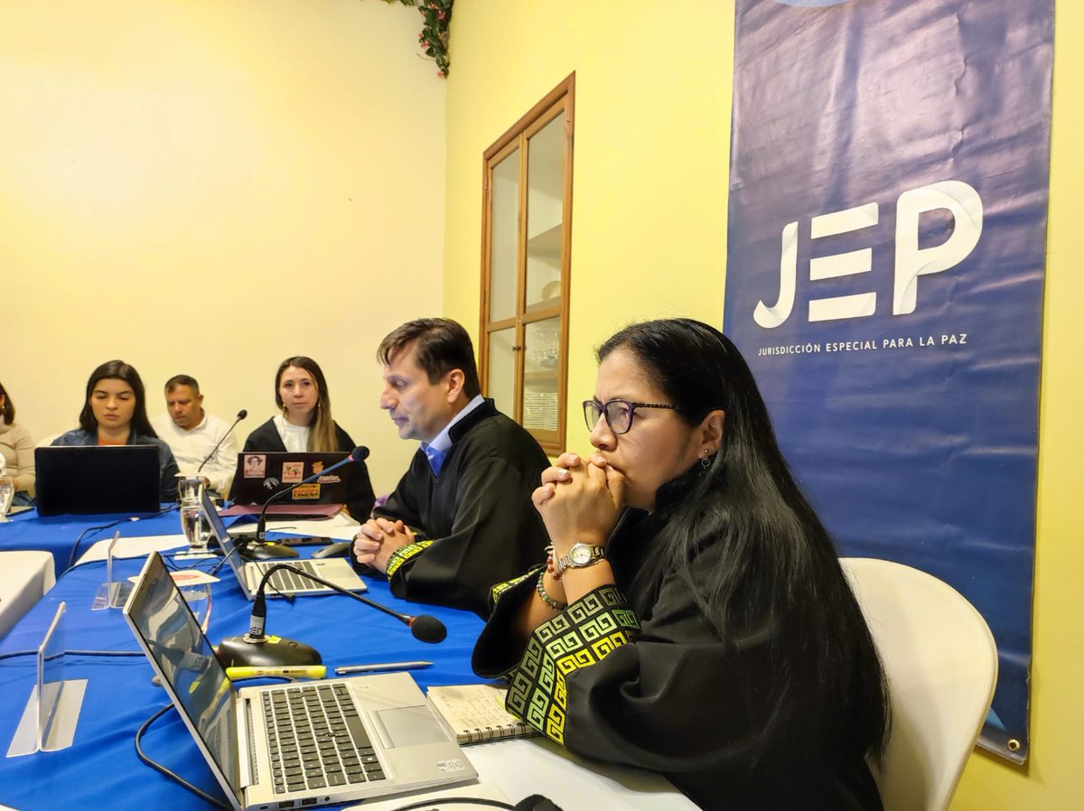 JEP_Colombia's tweet photo. La Sala de Definición de Situaciones Jurídicas y la Sala de Reconocimiento de la JEP adelantaron una diligencia conjunta para la notificación con pertinencia étnica y cultural a víctimas de Nariño en el #Caso02, que investiga crímenes ocurridos en Tumaco, Ricaurte y Barbacoas https://t.co/1m119yoDlZ