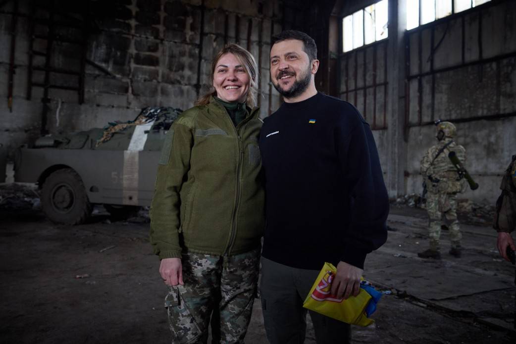 DefenceU's tweet photo. President @ZelenskyyUA visited frontline positions in the Donetsk region and awarded the defenders of Bakhmut. https://t.co/1uEAKtDg9n
