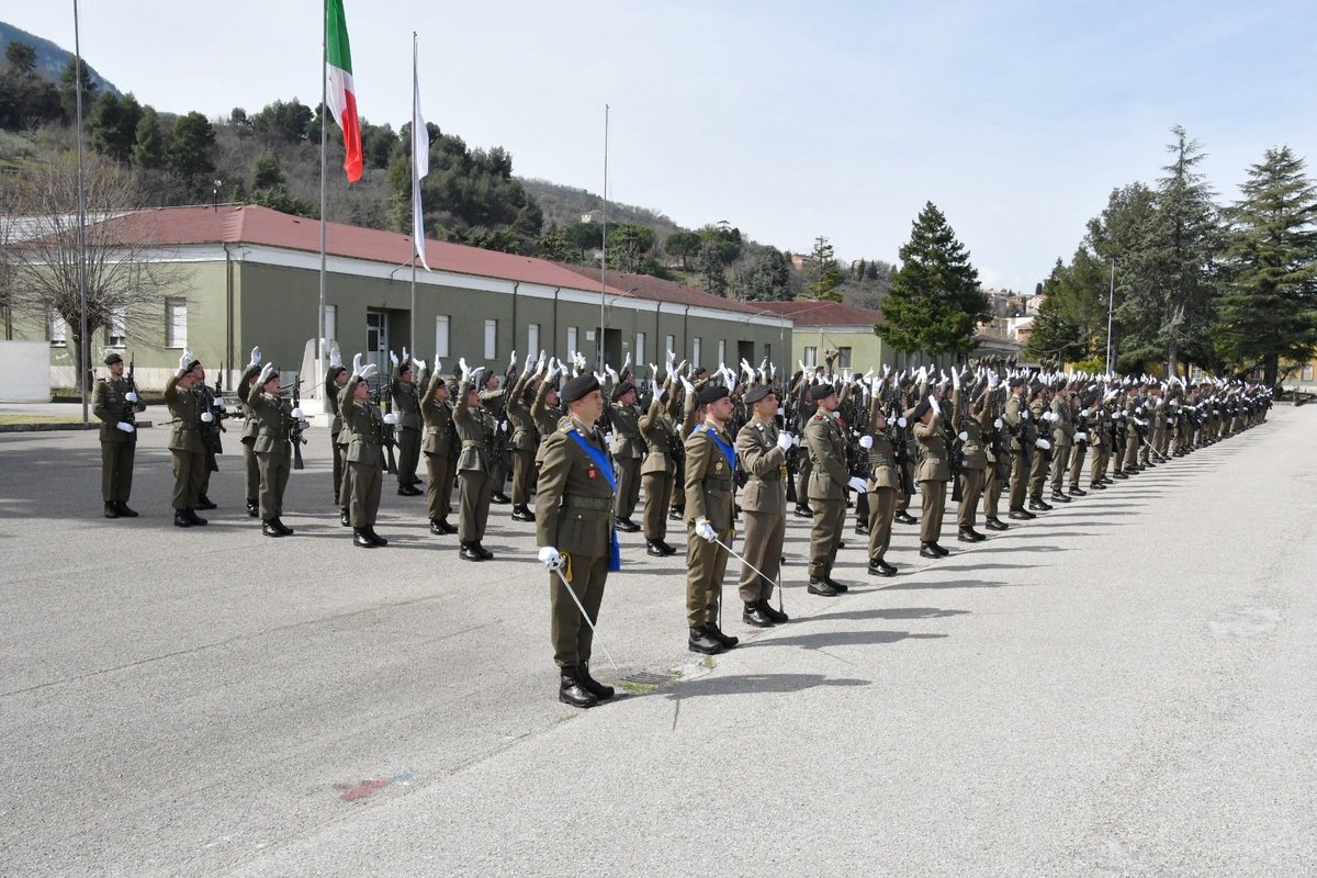 MuceliAlessio's tweet photo. Congratulazioni ai 240 #VFP1 del 2° Blocco 2022 che oggi ad #AscoliPiceno hanno giurato fedeltà alla Repubblica Italiana.
Grande ragazzi 🇮🇹 https://t.co/frrqNIz0qO