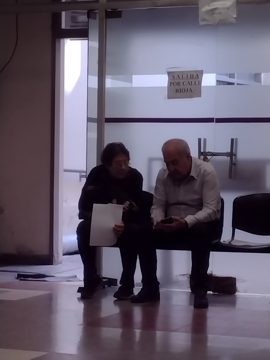 solicienta2009's tweet photo. El HERMOSO gesto de este Dr. enseñándole a una paciente cómo se utiliza el asistente virtual de @OsepMza . https://t.co/PLqTBdcIct