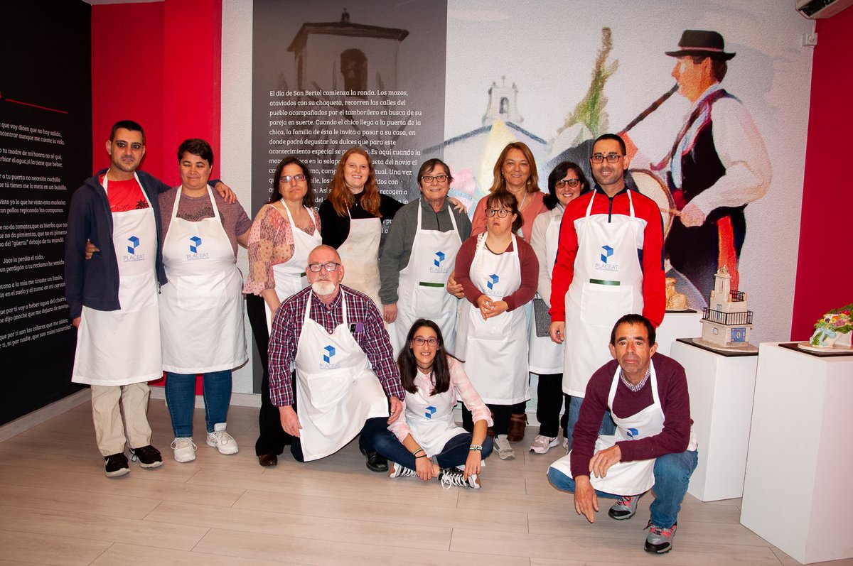 placeat's tweet photo. 🎉¡Día extraordinario en #Pinofranqueado!🌟 10 miembros de #PLACEAT disfrutaron del Taller de Cocina con Conchi "La Enramá"🍴 Aprendimos deliciosas recetas y conocimos el encanto del pueblo y sus gentes. ¡Gracias, Conchi, por una experiencia inolvidable!🥰 #Inclusión #cocina https://t.co/ktMsye5oWZ