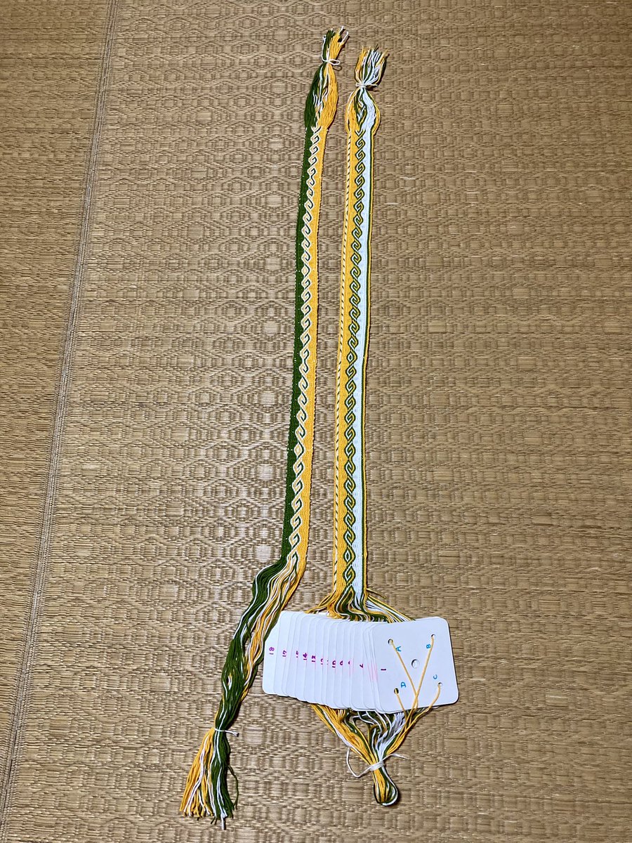 YasuKosode's tweet photo. 残り糸ほぼ使い切る。
①55cm巾2,8cm経糸14本
②57cm巾3,4cm経糸18本
合計1,5m(①を解いたので)を織り模様リズムと呼吸を身体で受け取った感。間を置かずおさらいして良かった。
習ったことを身につける大切さ。改めて深く感じる機会となった。

#カード織り
#cardweaving #tabletweaving https://t.co/h21ktgOoVW