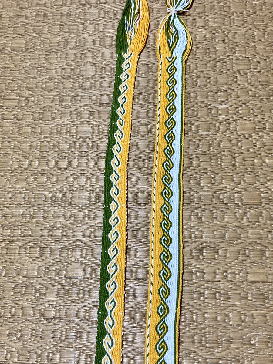 YasuKosode's tweet photo. 残り糸ほぼ使い切る。
①55cm巾2,8cm経糸14本
②57cm巾3,4cm経糸18本
合計1,5m(①を解いたので)を織り模様リズムと呼吸を身体で受け取った感。間を置かずおさらいして良かった。
習ったことを身につける大切さ。改めて深く感じる機会となった。

#カード織り
#cardweaving #tabletweaving https://t.co/h21ktgOoVW