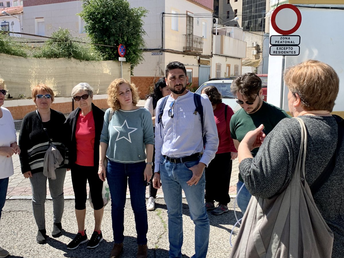 SevEntreTodas's tweet photo. 👥 @ismaelsc_ y @SusanaHornillo han visitado El Higuerón y se han reunido con vecinos.

🚌 Hay que intensificar las líneas de TUSSAM a su paso por El Higuerón y San Jerónimo para poner fin al aislamiento del barrio y ampliar el trazado del metro. 👇

https://t.co/oMlSARkF45 https://t.co/mdjrSHuV8O