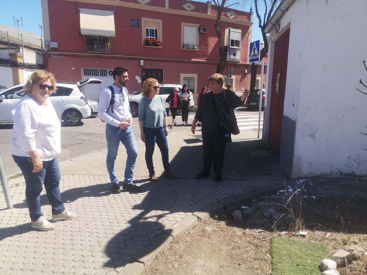 SevEntreTodas's tweet photo. 👥 @ismaelsc_ y @SusanaHornillo han visitado El Higuerón y se han reunido con vecinos.

🚌 Hay que intensificar las líneas de TUSSAM a su paso por El Higuerón y San Jerónimo para poner fin al aislamiento del barrio y ampliar el trazado del metro. 👇

https://t.co/oMlSARkF45 https://t.co/mdjrSHuV8O