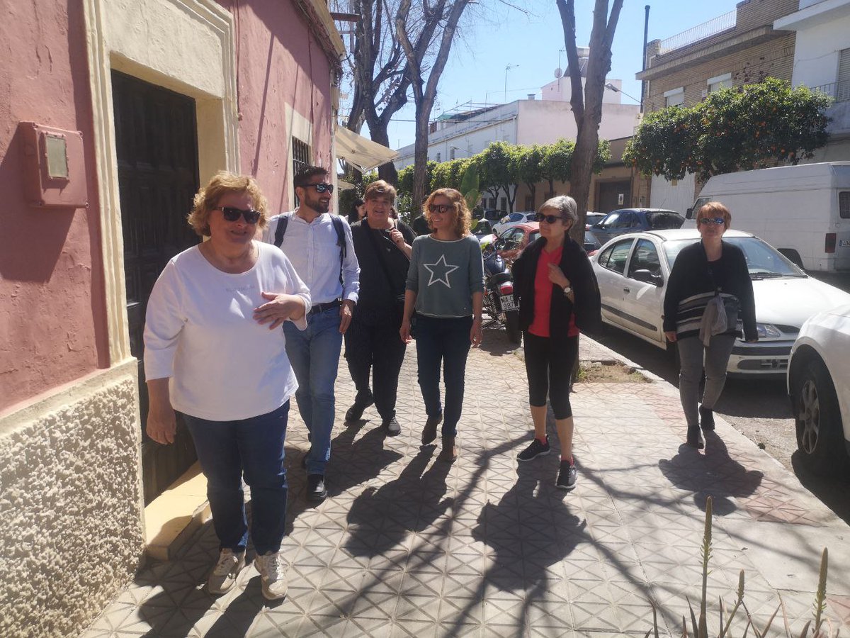 SevEntreTodas's tweet photo. 👥 @ismaelsc_ y @SusanaHornillo han visitado El Higuerón y se han reunido con vecinos.

🚌 Hay que intensificar las líneas de TUSSAM a su paso por El Higuerón y San Jerónimo para poner fin al aislamiento del barrio y ampliar el trazado del metro. 👇

https://t.co/oMlSARkF45 https://t.co/mdjrSHuV8O