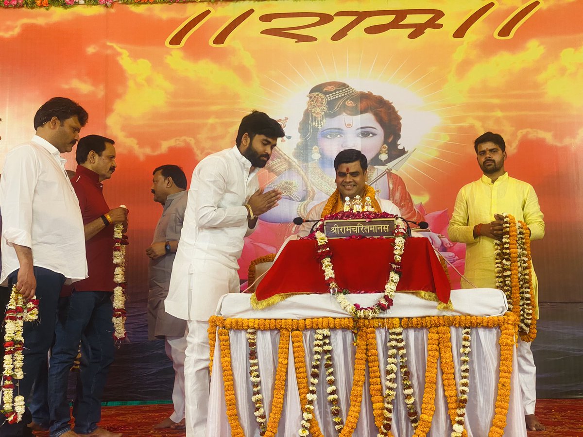 akashsingh87651's tweet photo. वाराणसी, विन्धवासनी कालोनी में आशुतोष प्रताप सिंह जी द्वारा आयोजित श्री रामकथा में पहुंच कर परम् श्रद्धेय अनंत श्री विभूषित आचार्य शान्तनु जी महाराज के मुखारविंद से श्री राम कथा श्रवण किया एवं महाराज जी का आशीर्वाद प्राप्त
#aacharyashantanujimaharaj
#Akashsinghsunny https://t.co/3nBf6r4pkJ