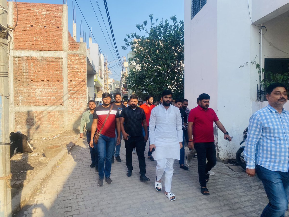 akashsingh87651's tweet photo. वाराणसी, विन्धवासनी कालोनी में आशुतोष प्रताप सिंह जी द्वारा आयोजित श्री रामकथा में पहुंच कर परम् श्रद्धेय अनंत श्री विभूषित आचार्य शान्तनु जी महाराज के मुखारविंद से श्री राम कथा श्रवण किया एवं महाराज जी का आशीर्वाद प्राप्त
#aacharyashantanujimaharaj
#Akashsinghsunny https://t.co/3nBf6r4pkJ