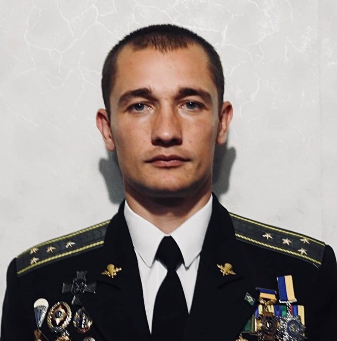 falledlenin's tweet photo. В цей день 2022 року під час зачистки населеного пункту поблизу м. Запоріжжя загинув Володимир Трусов - капітан ЗСУ 81 ОАЕМБр. Уламок міни під час мінометного обстрілу пройшов під бронежилетом і виявився смертельним. https://t.co/42KML3Vwkx
