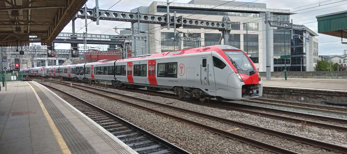 NotYOLOSmh's tweet image. The last time I saw a double 231 and the last time I saw a 231 testing (I think)

Back when they were in testing, 2 unidentified Class 231 arriving into Cardiff Central sometime in September 2022

@tfwrail #Class231