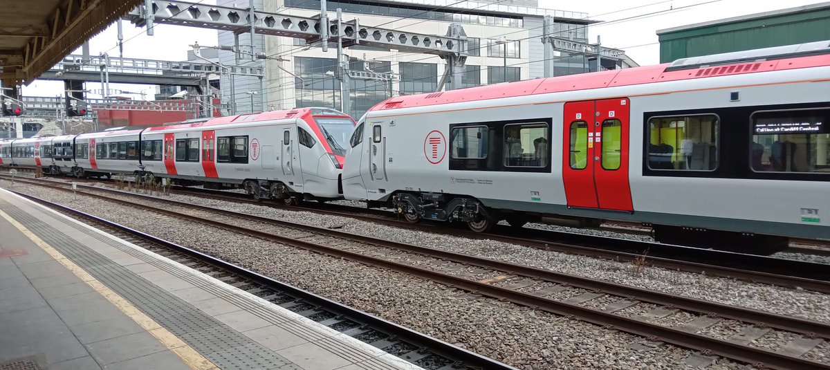 NotYOLOSmh's tweet image. The last time I saw a double 231 and the last time I saw a 231 testing (I think)

Back when they were in testing, 2 unidentified Class 231 arriving into Cardiff Central sometime in September 2022

@tfwrail #Class231