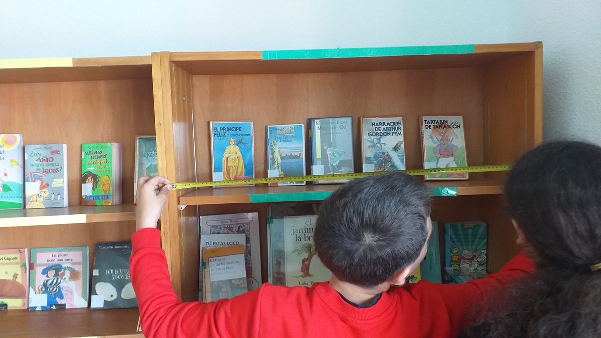 CSanctispiritus's tweet photo. Seguimos preparando nuestra nueva #biblioteca.  Hoy tomamos medidas, vemos donde podremos colocar cada libro según su tamaño o donde queremos colocar césped artificial. #VolamosJuntos @unpuntocurioso #CeipSanctiSpiritus https://t.co/ByVEu5H3ZR