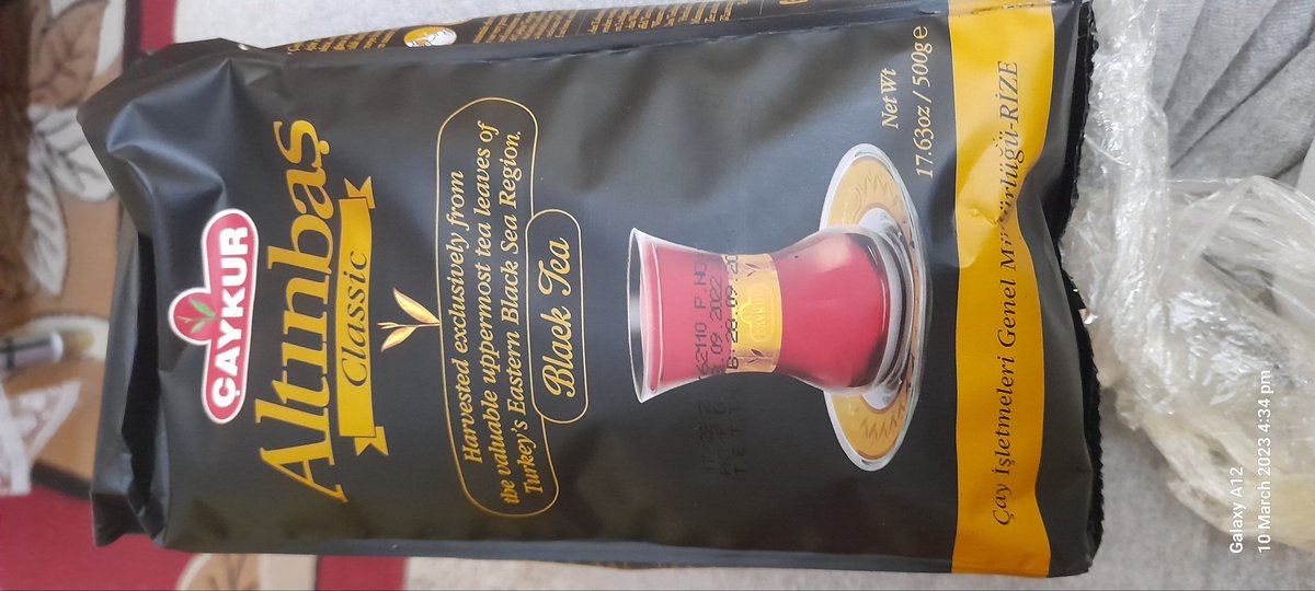 roopak1966's tweet photo. My first experience on having Turkish tea made in the Turkish way with their brewing set. Upper part is demlik and bottom part is çaydanlık. The upper part is used for tea infusion (strong) while the bottom part is used for hot (boiled) water. Brew it for 15 minutes. #Turkeytea https://t.co/N8ifPUrnSX