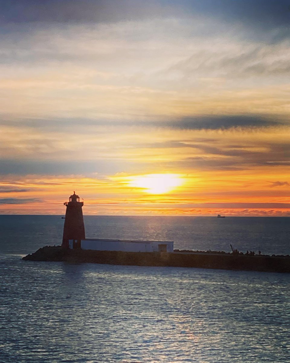 APIabroad's tweet image. Have you ever experienced an Irish sunrise? 😍  
Spend a semester in Ireland with API! 
#APIIreland #ISpyAPI #APIExperience #StudySbroad #InternAbroad #Dublin #Ireland
📷 by @apiireland