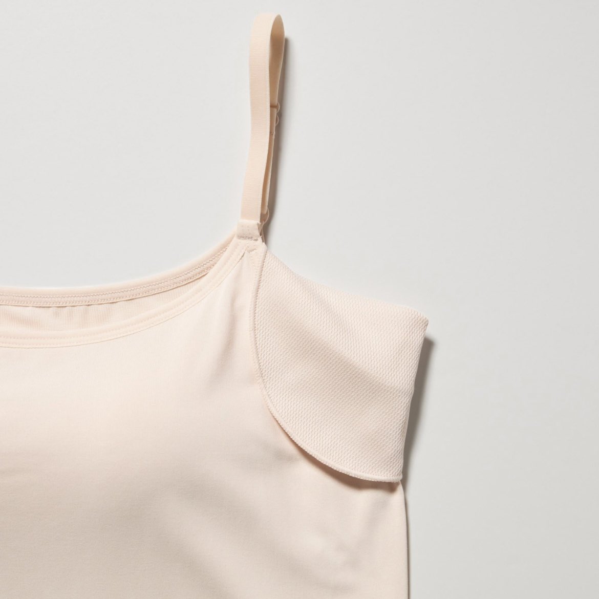 o_ha_naaa's tweet photo. UNIQLOにこんなに素晴らしいアイテムがあったなんて知らなかったよ……脇汗を吸い取ってくれるエアリズムのブラトップ……真夏に向けて最強では…… https://t.co/KLUO8qIKFS