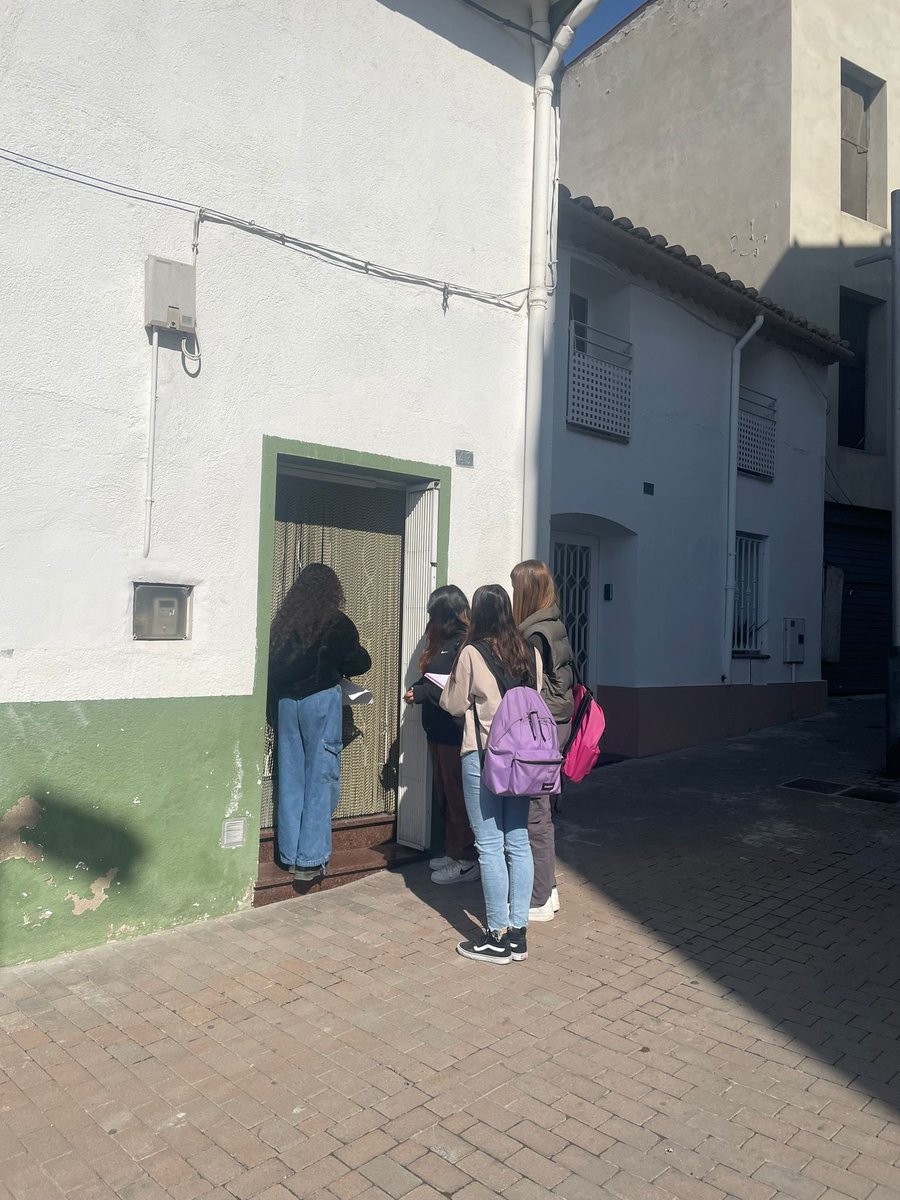 joventutmollet's tweet photo. Aquest matí joves del batxillerat artístic de l'@insmollet han realitzat un porta a porta al Carrer Portugal, per explicar al veïnat el projecte artístic que faran al barri les pròximes setmanes! https://t.co/5cv6dLTYpg