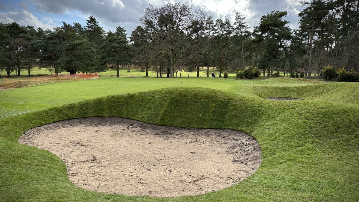 Lots going on across the course again this week. Great effort from the team to get the new 17th bunker complex’s turfed and ready for sand in poor wet conditions at times. The temporary fence will remain around the LH bunker until the turf has rooted, it has also been pinned