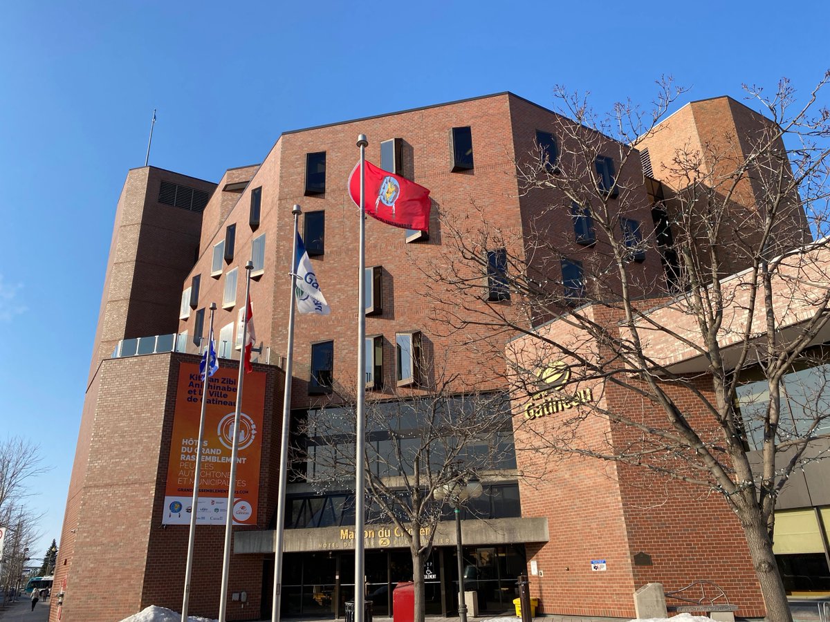 ville_gatineau's tweet photo. C'est aujourd'hui que s'amorce le Grand Rassemblement 2023 des Peuples autochtones et municipalités du Québec 🧡

Pour l'occasion, la Ville a hissé le drapeau de la communauté Anishinabeg de Kitigan Zibi, cohôte de l'événement.

❓ Détails: https://t.co/0Ww4DovpXl
#GR2023gatineau https://t.co/C6cgKRkOt3