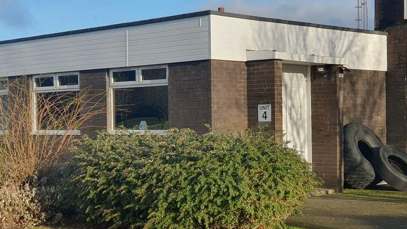 NovaLoca's tweet photo. Industrial / #Workshop Studio from @Clowes_UK - 436 Sq Ft with parking, open plan space ready to be adapted to suit the specific needs of the new occupier, communal toilets and a kitchen area. #Stevenston Industrial Estate. https://t.co/m4ra7Xdu8h https://t.co/45c1Ub6HRG