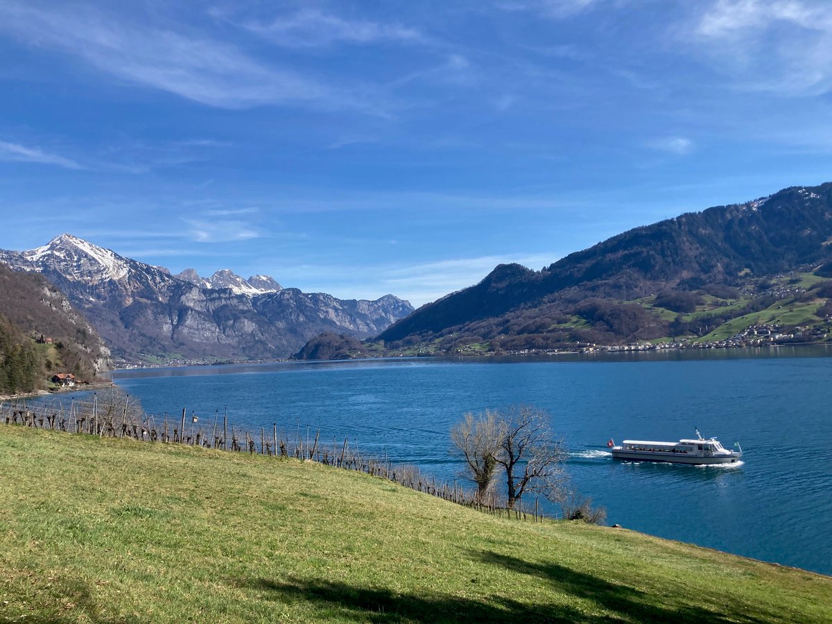 meteoschweiz's tweet image. Schönes Bild von M. Kägi vom #Walensee. Trotz beinahe frühsommerlichen Verhältnissen, dürften die Wassertemperaturen für die Meisten nicht zum #Baden einladen. #Wassertemperatur bei 7 Grad.