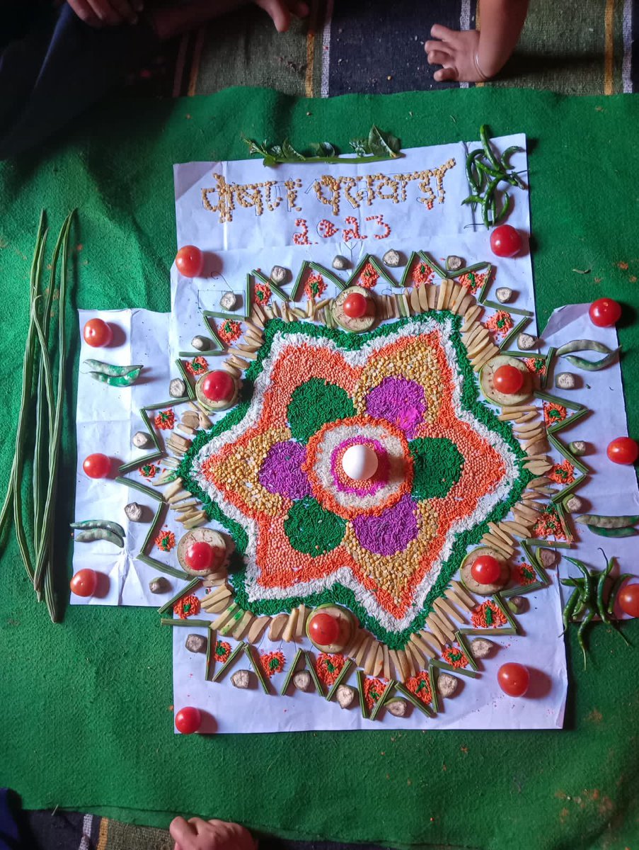 PoshanAbhyanJMT's tweet photo. विभिन्न आंगनबाड़ी केंद्र मे पोषण पखवाड़ा का आयोजन किया गया।अनाज से रंगोली बनाए गए और अंतर्राष्ट्रीय पोषक अनाज वर्ष 2023 के लिए 8 अनाजों- बाजरा, रागी, कुटकी, संवा, ज्वार, कंगनी, चेना और कोदो के महत्व पर चर्चा की गई। @MinistryWCD @POSHAN_Official @JharkhandPoshan @JobaMajhi https://t.co/7KSJ1DiPa2