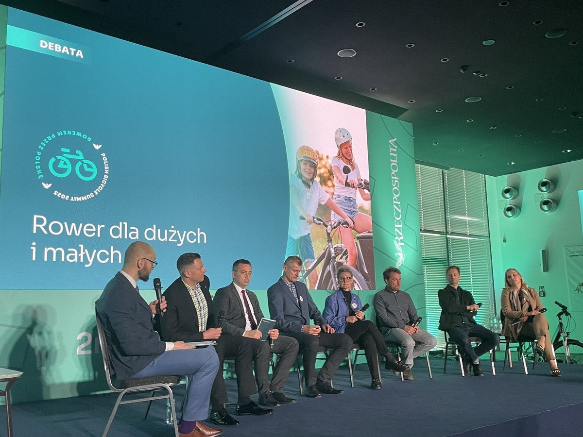 hannawawrowska's tweet image. Zaczynamy debatę @rzeczpospolita „Rower dla dużych i małych” podczas #PolishBicycleSummit 🚴‍♂️🚴‍♂️🚴‍♂️ W ogniu pytań @GSiemionczyk : m. in. @f_sterczewski @JanMencwel @kbarczyk @wroclaw_info @gdansk @rowerowesygnaly